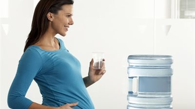 خماسية طبية يحققها شرب الماء للمرأة الحامل