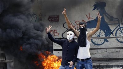 احتجاجات لبنان تتصاعد.. جعجع يطالب باستقالة أركان الحكم.. عون يدعو لجلسة حكومية طارئة.. جنبلاط: التظاهرات قلبت الطاولة على الجميع.. ومن الأفضل أن نستقيل سويًا.. ووزيرة الداخلية تحذر من أعمال التخريب