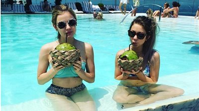 بالصور.. لوسي هالي مع صديقتها في حمام السباحة