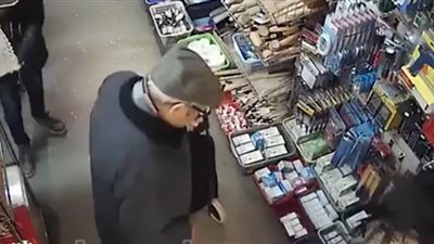 صاحب متجر يحبط محاولة سرقة أحد زبائنه (فيديو)