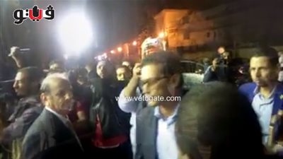 بالفيديو والصور.. ليلى علوي وأحمد حلمي وزوجته بعزاء والدة عمرو وشريف عرفة