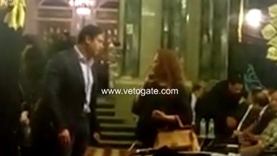 بالفيديو.. أبو هشيمة ويسرا في عزاء والدة عمرو وشريف عرفة