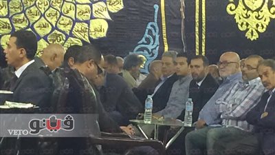 بالفيديو والصور.. السقا وياسمين الخطيب في عزاء والدة شريف عرفة