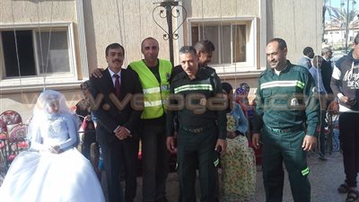 بالصور.. «الإسعاف» يشاركون في حفل زفاف جماعي بالعريش