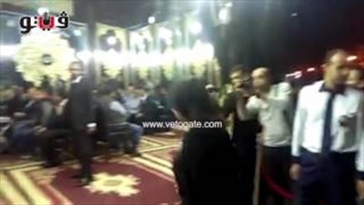 بالفيديو.. كريم عبدالعزيز وهنيدي في عزاء والدة عمرو وشريف عرفة