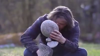 رجل يذهل المارة بموهبة غريبة تتحدى الجاذبية (فيديو)