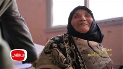 بالفيديو.. الحاجة «عز» تحصل على الشهادة الإعدادية في عامها الـ 70