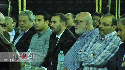 إرهاق ونحافة ملفتة لأحمد السقا في عزاء والدة شريف وعمرو عرفة