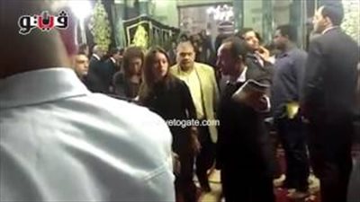 بالفيديو.. وصول خالد يوسف ولقاء الخميسي عزاء والدة عمرو وشريف عرفة