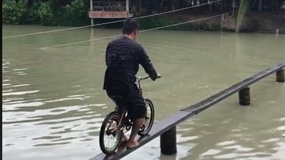 أطرف تحد لعبور جسر ضيق بفيتنام (فيديو)