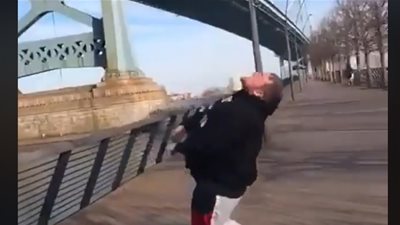 شاب يتناول قطعة مارشميلو ألقيت في فمه من ارتفاع شاهق (فيديو)