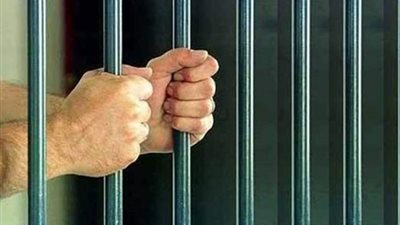 حبس 3 موظفين بحي العجمي وعزلهم عام من وظائفهم بتهمة تقاضي رشوة