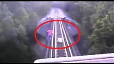 بالفيديو.. سيدتان يصارعان الموت تحت عجلات قطار بأمريكا