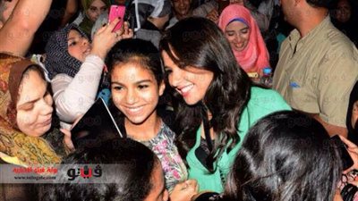 بالصور.. ياسمين عبد العزيز تشاهد 