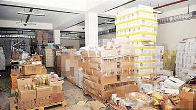 مصادرة 2 طن مواد تموينية مجهولة المصدر بالمنيا