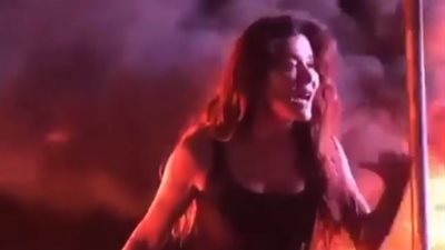 ممثلة لبنانية تشارك في الاحتجاجات اللبنانية بحرق الإطارات (فيديو)