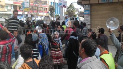 بالصور.. ثوار كفر الشيخ يتظاهرون بالخبز والأوانى الفارغة