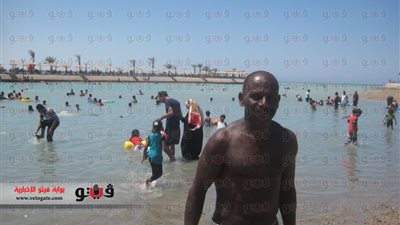 بالصور.. أشهر منقذ بحري بالغردقة: لا توجد أي حوادث غرق