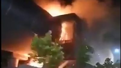 محتجون يشعلون النيران بمحطات المترو في تشيلي احتجاجا على رفع أسعار التذاكر (فيديو)