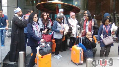 بالفيديو والصور.. استقبال السائحين بـ«الطبل والمزمار» في مطار القاهرة