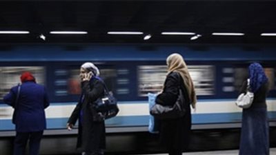 نشرة «توك شو».. وأبرزها: قص شعر فتاة بـ«كتر» داخل المترو