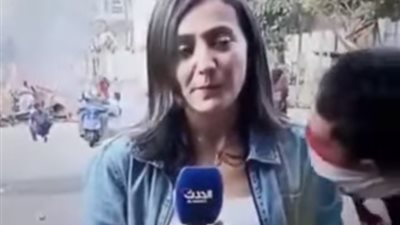 متظاهر لبناني يقبِّل مراسلة قناة 