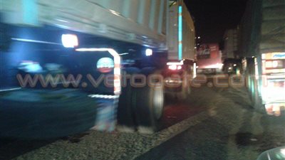 بالصور.. سائقو «النقل الثقيل» يقطعون طريق الواحات