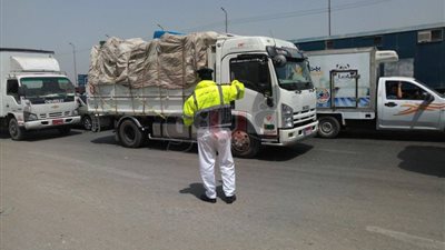 حملات مرورية على الطرق الرئيسية لتوعية قائدي السيارات (صور)