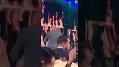 عمرو دياب يحتضن دينا الشربيني على مسرح حفل زفاف نجل هاني شاكر