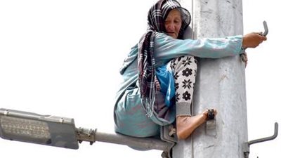 بالفيديو.. عجوز مغربية تحاول الانتحار من أعلى برج هوائي