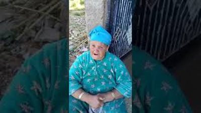 شاب يعتدي على أمه المسنة بالضرب المبرح (فيديو)