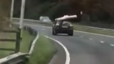 سائق يخاطر بحياة المارة بوضع سجادة أعلى السيارة (فيديو وصور)