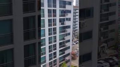 بالفيديو.. رجل إطفاء ينقذ حياة طالبة أقدمت على الانتحار من شرفة بركلها