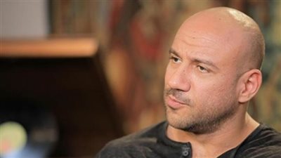 أحمد مكي يرثي والده بآية قرآنية