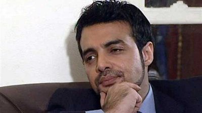 عمرو محمود ياسين ينعى 