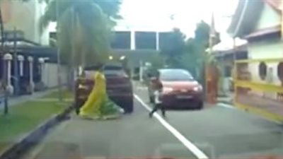 لقطات مروعة للحظة تعرض طفل لحادث دهس أمام والدته (فيديو)