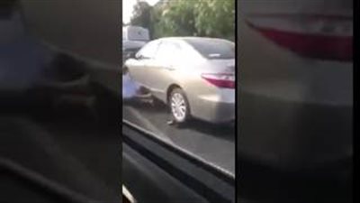 بالفيديو.. مشاجرة طاحنة بين شابين وسط الطريق بالرياض