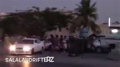 بالفيديو.. لحظة دهس متهور عددا من الناس في الشارع