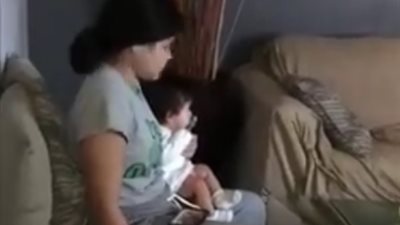 تصرف أم مع طفلتها يثير دهشة زوجها (فيديو)