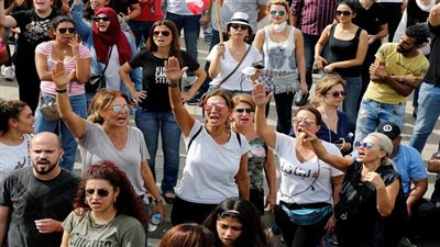 تواصل الاحتجاجات في لبنان لليوم الثالث على التوالي (صور)