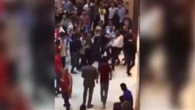 بالفيديو.. مشاجرة عنيفة بين شخصين داخل مول