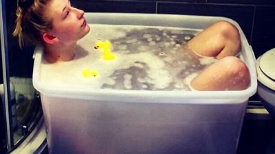 بالصور.. طالبة تجذب الأنظار بطريقة استحمامها الغريبة