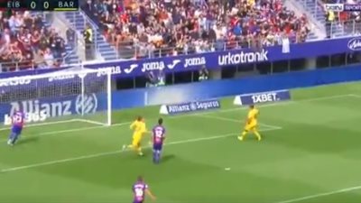 برشلونة يهزم إيبار بثلاثية ويتصدر الليجا مؤقتا (فيديو)