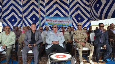 محافظ الإسماعيلية يتفقد مزارع القمح بجلبانة (صور)