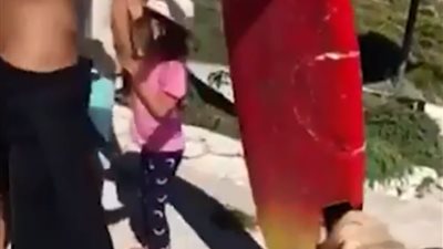 مغامر ينجو بأعجوبة من سمكة قرش (فيديو وصور)