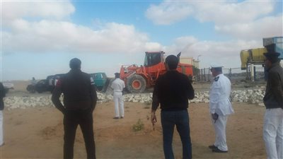 بالصور.. إزالة 24 سورا مسلحا على أراضي الدولة في مطروح