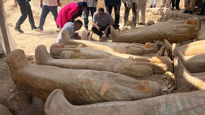 تفاصيل خبيئة العساسيف.. ٣٠ تابوتا خشبيا ملونا لكهنة وكاهنات وبينهم ٣ أطفال من الأسرة ٢٢.. اكتشافهم في مستويين.. العثور عليهم لأول مرة ولم يتم دفنهم في ٦٧.. والحكاية بدأت منذ شهرين