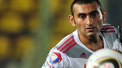 سمير يحتفل بهدفه فى الإنتاج بقبلة على جبين عبد الواحد