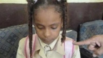 بالفيديو والصور.. انتهاكات ضد غير المحجبات.. قص شعر فتاة بـ«كتر» داخل مترو المعادي.. معلم يأمر طلاب مدرسة بضرب تلميذة على قفاها بالعجمي.. و«خبير قانوني»: عقوبتها الحبس من 3 إلى 7 س