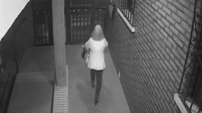 لحظة اعتداء لص على فتاة بطريقة وحشية وسرقتها (فيديو)